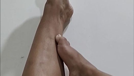 Une Indienne sexy joue avec ses jambes