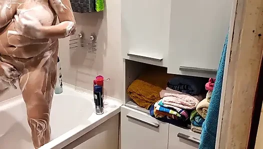 Üvey kız kardeşimi banyoda yakaladım