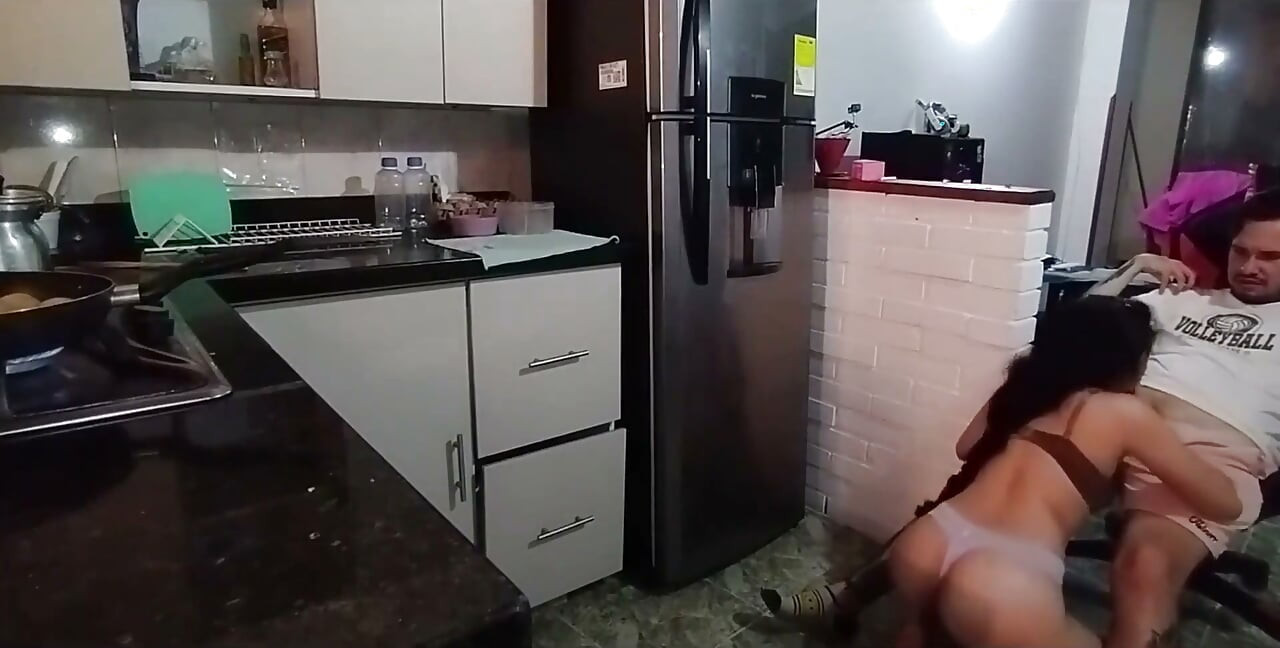 Me masturbé mirándola como estaba vestida y no soportaba chupar toda mi polla