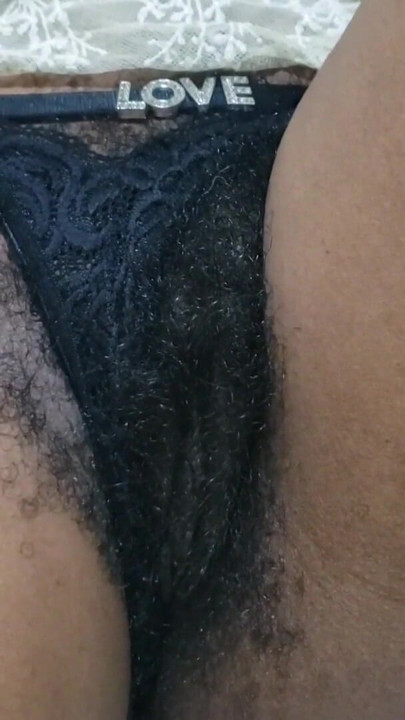 Coño peludo con curvas belleza madura con primer plano seductor | Clip 1