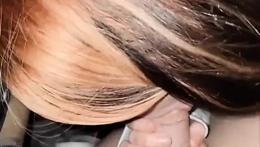 Sevimli hatun arabada büyük yarağıma ateşli bir sakso çekiyor