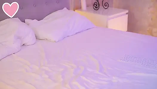 Kecantikan seksi memamerkan pantatnya dan kemudian mengambil dildo besar di mulutnya