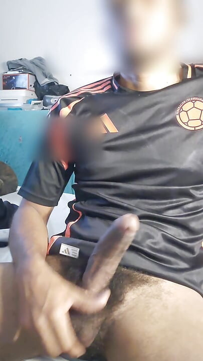 Pemain sepak bola Kolombia bermain dengan anaconda-nya