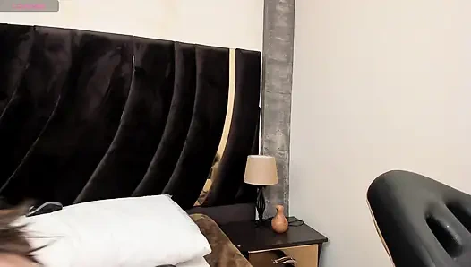 Derin boğazlı oral seks sever misin? Büyük yağlı göğüslerime bak