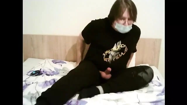 Юный паренек дрочит на камеру и кончает