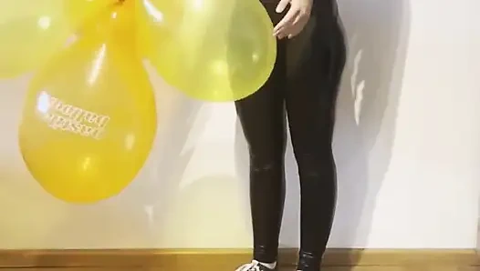 Looner kız sevimli kıyafetli ve kitty lateks maskeli 4 balon dışarı çıkıyor