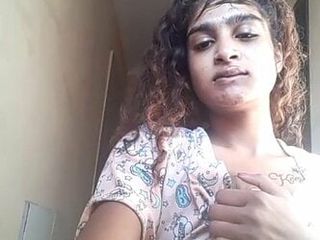 O fată indiancă seduce pe chat video