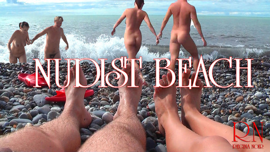 Nudist Beach - nacktes junges Paar am Strand, nacktes Teenie-Paar