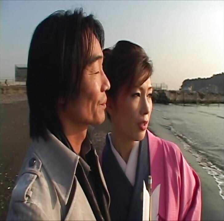 P128G04 A beautiful proprietress who seduces a male customer of a couple with a complicated relationship at a long-established inn on Enoshima. A sensual erotic drama where the human dramas of each character intersect!