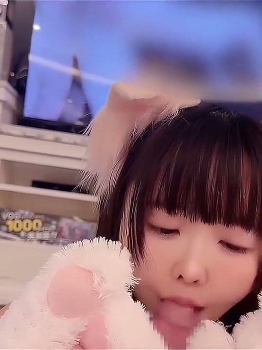 실제 크기의 귀여운 자위를 사용하여 대형 TV에서 자위