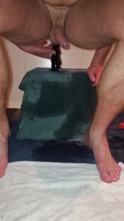 Hot solo han, der rider på sin dildo om morgenen