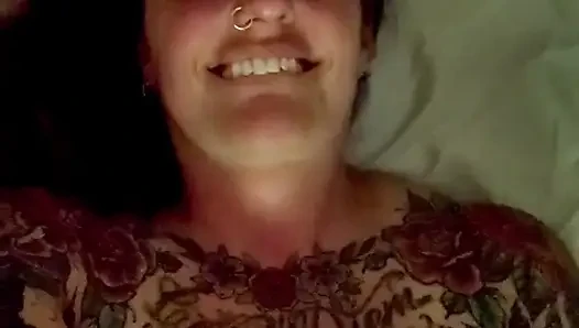 Gecenin ortasında mastürbasyon yapıyor ve çok sert boşalıyor