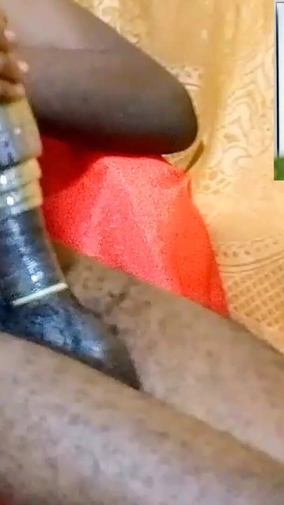 Porn philm dekhte samay pani ki botal se chudaee ka maja le rahe the, jis tarah se mujhe iska maza aaya, vah yah tha ki main asli ht choot chod raha tha! | klip 1