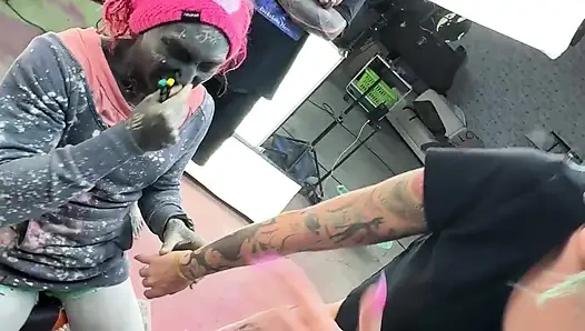 Анальный секс во время тату-сессии - дикий тату-магазин за кулисами