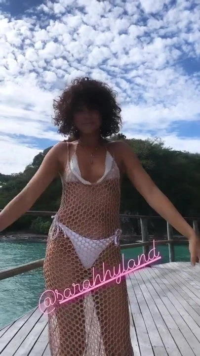 Бикини Sarah Hyland, выскользнувшие соски 6-7-19 (часть 2)