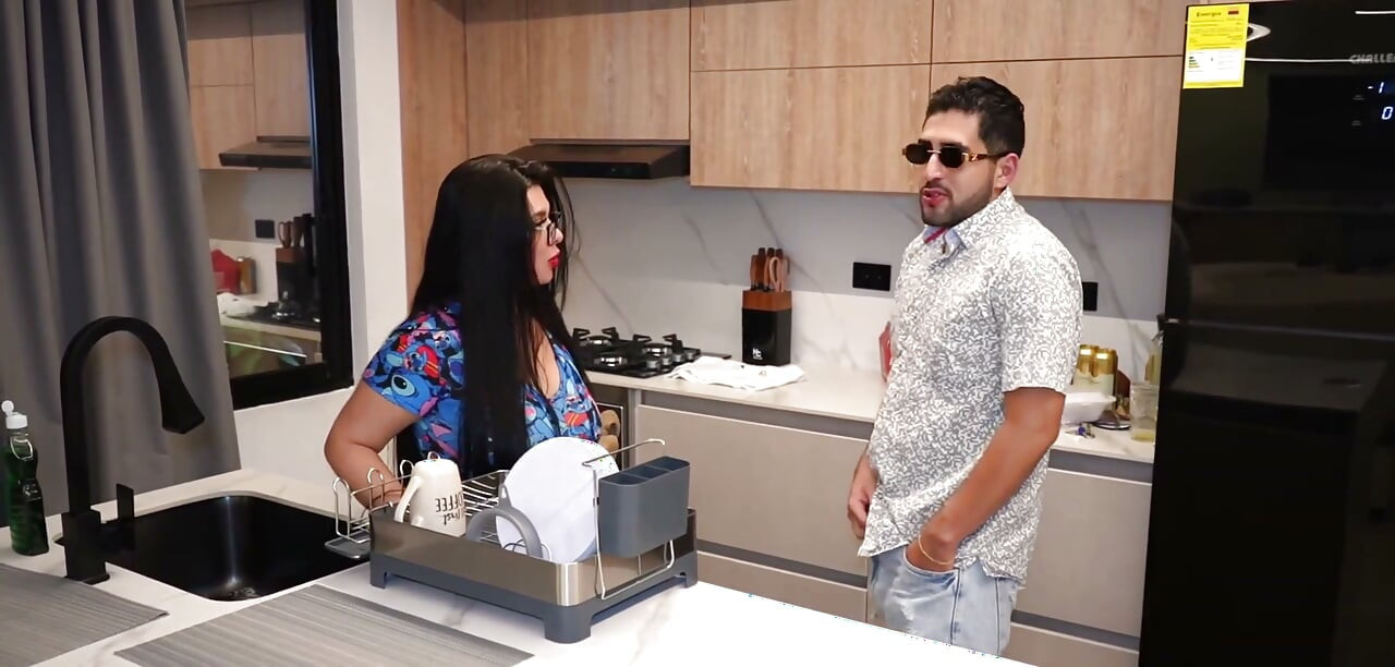 Une Colombienne à forte poitrine baise son demi-frère dans la cuisine sans que personne ne le sache