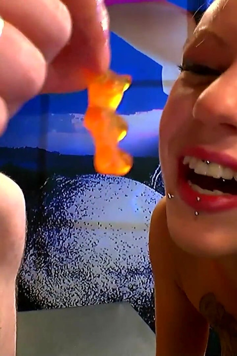 亞洲眼鏡蕩婦拳交屄和屁眼，直到噴泉爆炸！