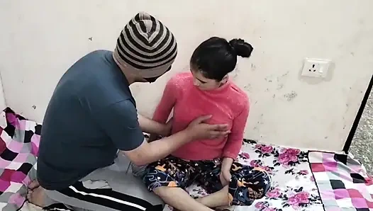 Hemşireyi yalnız görünce, hasta göğüslerini bastırdı ve onu sikti.