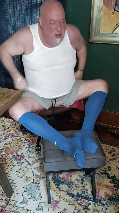 Melancap di Titey Whities dan Long Blue Socks
