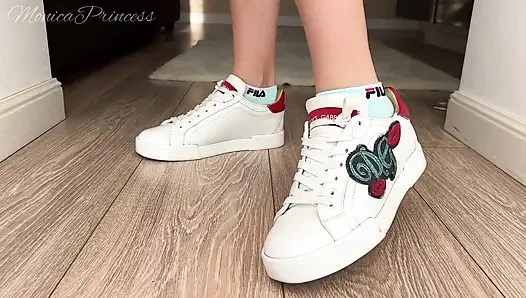 Игра ступнями крупным планом, ступни соблазняют