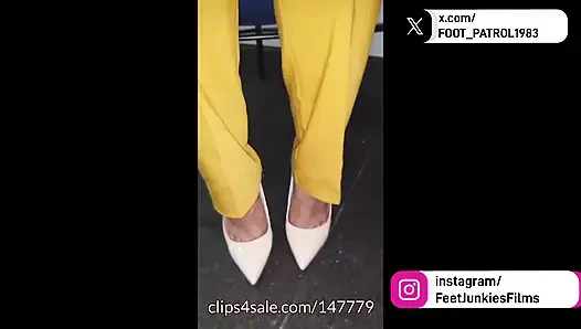 Cewek sange ini lagi asik muasin memeknya setelah pesta!