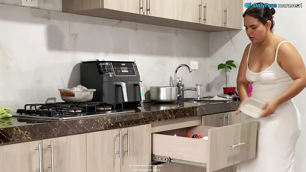 A beautiful amateur couple shares kitchen and have delicious morning sex