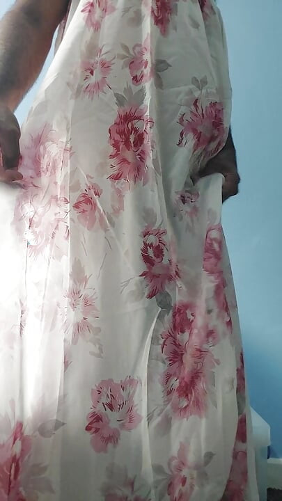 Me estoy masturbando con una falda vaporosa, sedosa y transparente de flores y me corro