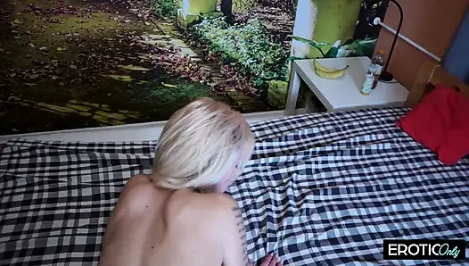 Tätowierte blondine lutscht überall pulsierenden schwanz, sabbernde spucke