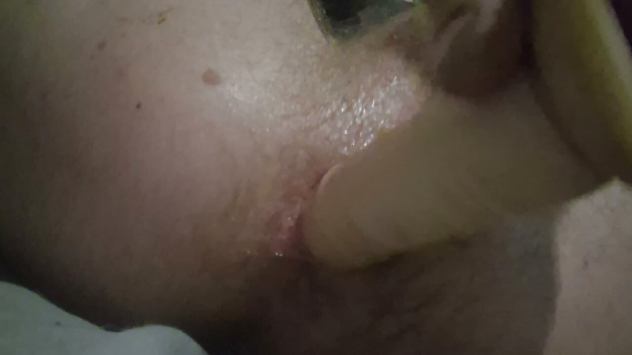 Jogo anal com brinquedos e fruta