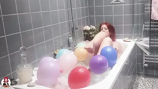 Принимая ванну и играю с воздушными шариками