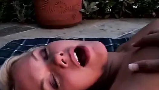 Seksi lezbiyen sarışınlar açık havada dildoyla sikişiyor