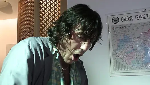 Cewek seksi kepergok masturbasi pakai dildo dan dientot anal sama kontol besar