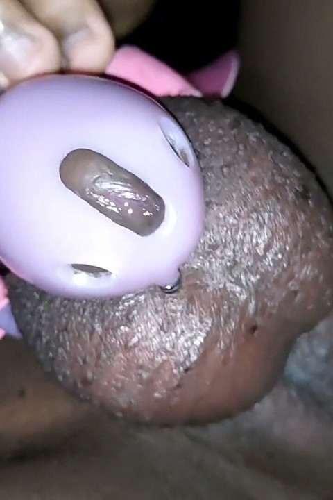 Black Femboy Sissy在贞操笼里射出大量精液