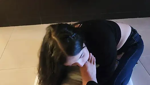 Menjilati kaki lezat pemilikku