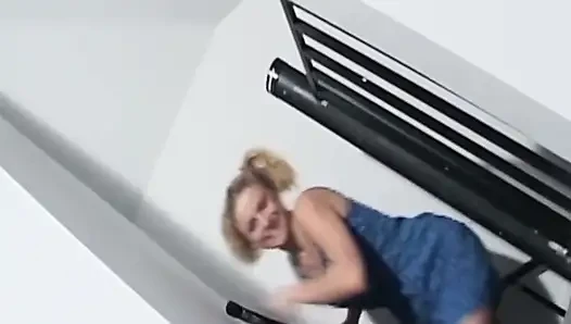 Olgun sarışın orta yaşlı seksi kadın esaret oyununda sert yarak alıyor