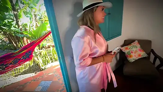 Blonde Kolumbianische Bäuerin Wird Von Ihrem Chef Auf Dem Bauernhof Gefickt