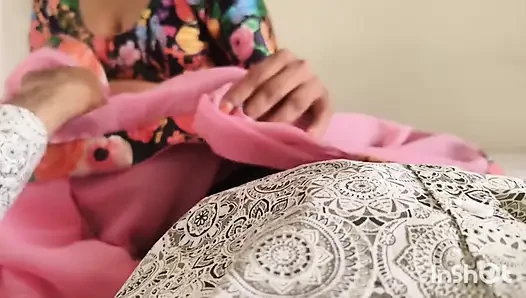 Hintli en iyi hintli kadın yemek pişirirken en iyi arkadaşı tarafından sikiliyor