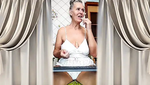 Горячая домохозяйка Лукерия флиртует на кухне и занимается страстной мастурбацией.