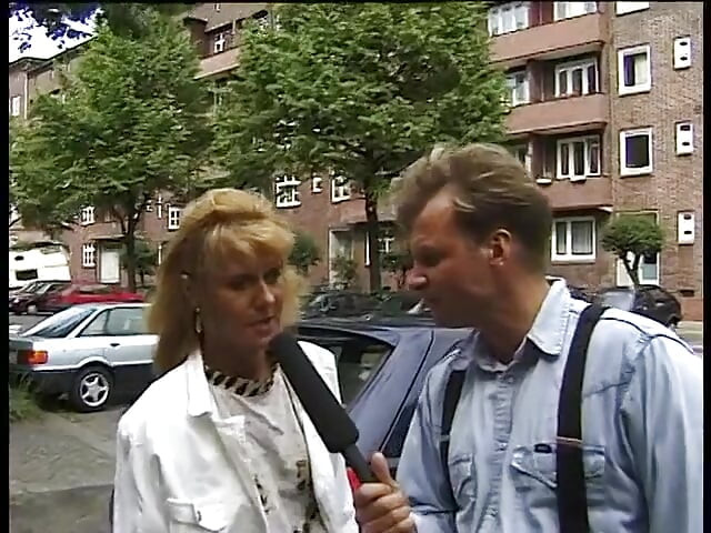 Blonde milf gibt ein interview