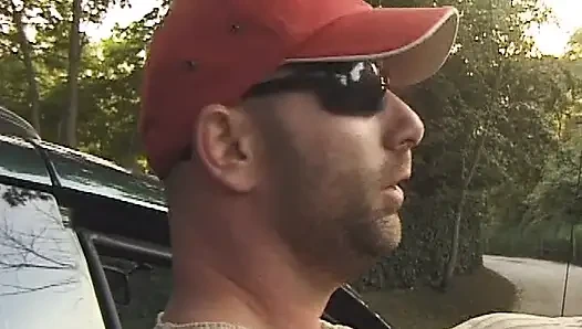 Boneka prancis berambut cokelat yang cantik dientot pantatnya di luar ruangan