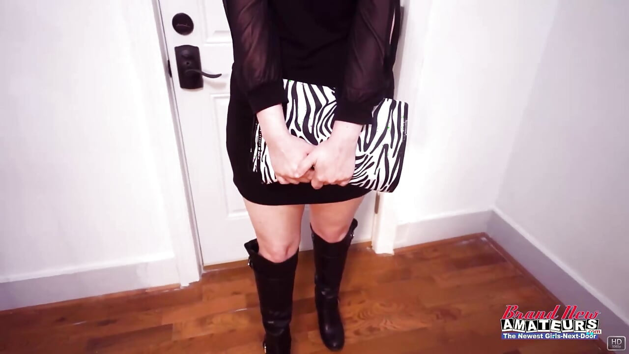 Marla dai capelli corti dai capelli rossi ottiene un chiavata profonda e una sborrata bagnata sulla sua figa!