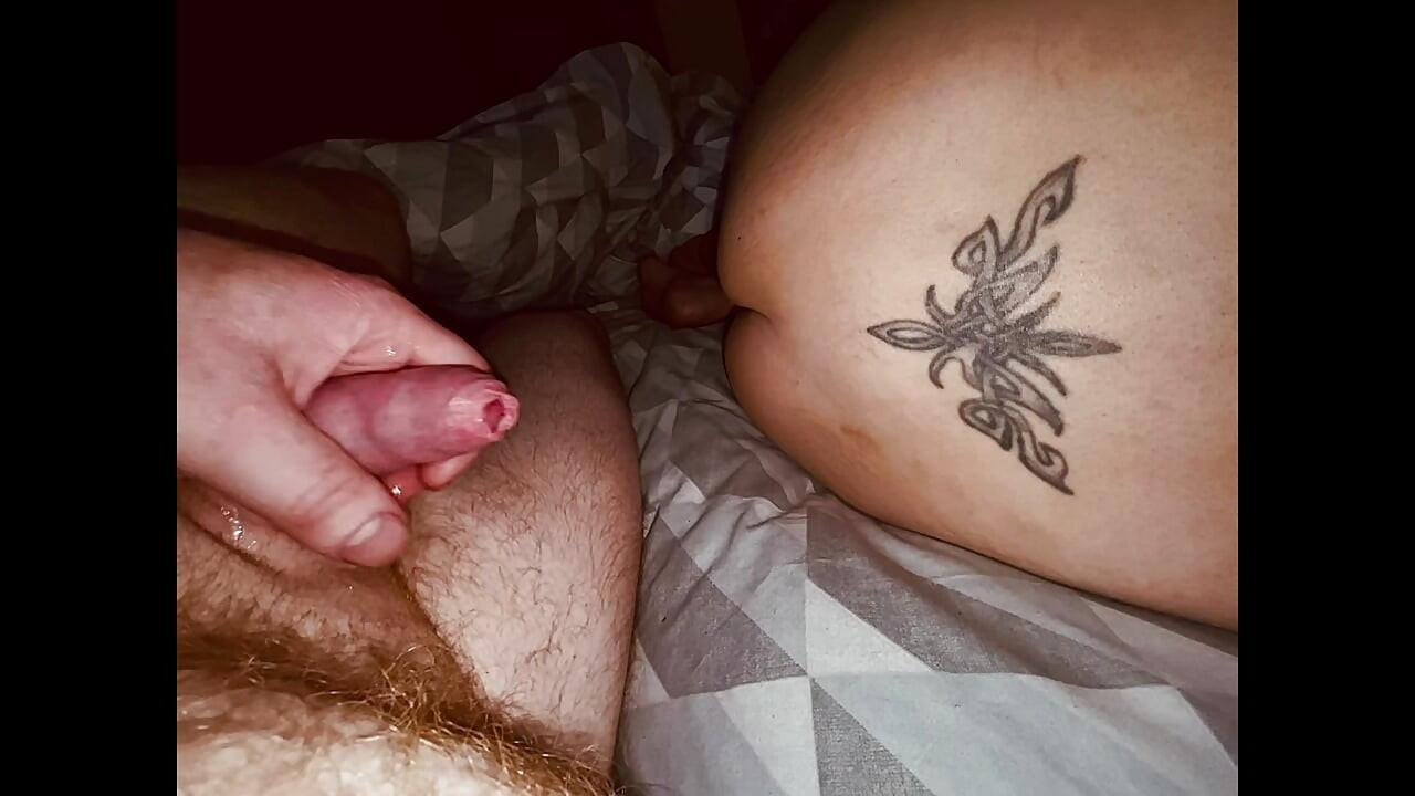 Baba işe gitmeden önce orta yaşlı seksi kadını nasıl tatmin edeceklerini biliyor. Kadının her yerine döl bırakıyor
