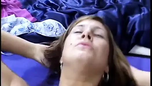 Memek sempit cewek rambut cokelat ini dientot habis-habisan sambil berbaring di ranjang