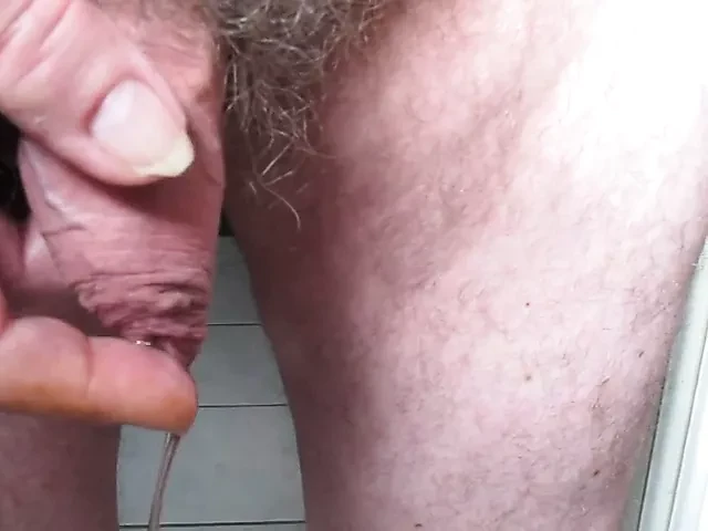 Prednja koža piša i udara
