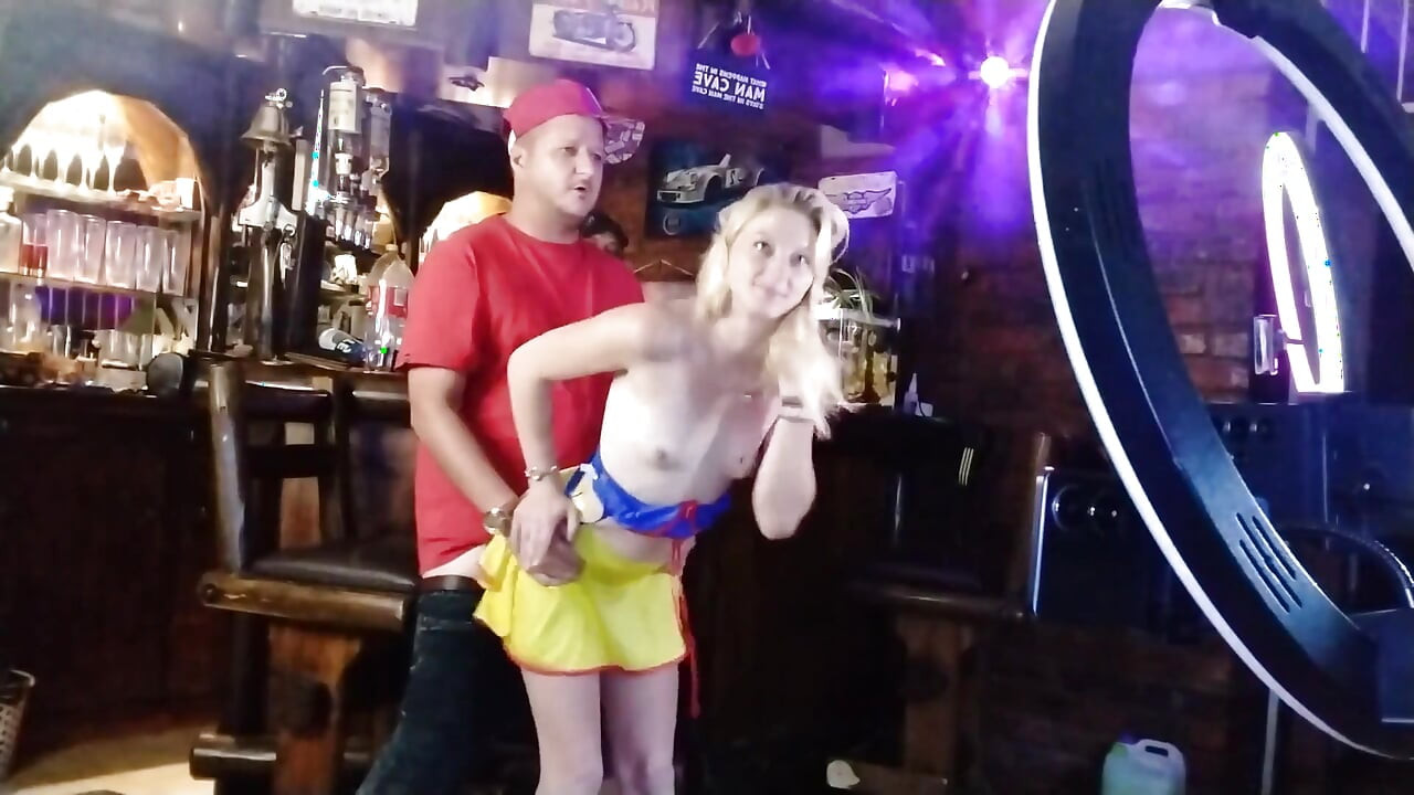 Нудний старий і збуджена блондинка