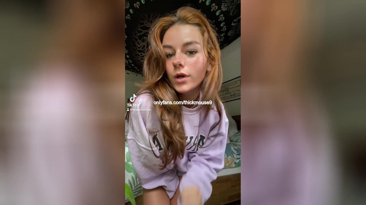 Κάστινγκ και χύσιμο Μια μικρή νεαρή 18 χρονών