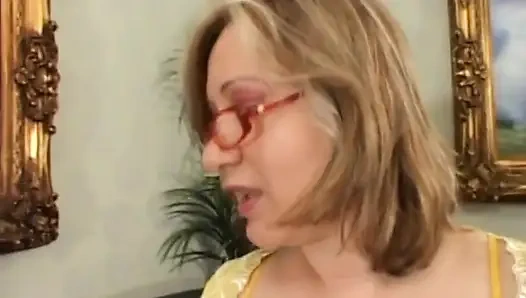 Tante toket besar alami suka banget sama kontol di mulut... Muncrat di payudara