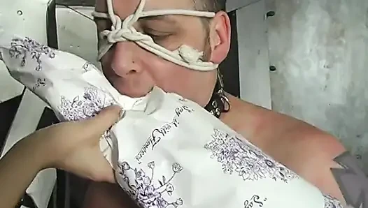Majikan bdsm lagi asik ngentot dan ngentot kontol pria ini sambil pakai tali bdsm