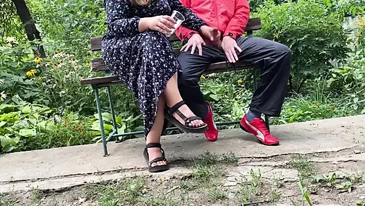 Die reife Stiefmutter masturbiert mich auf der Straße, im Park.
