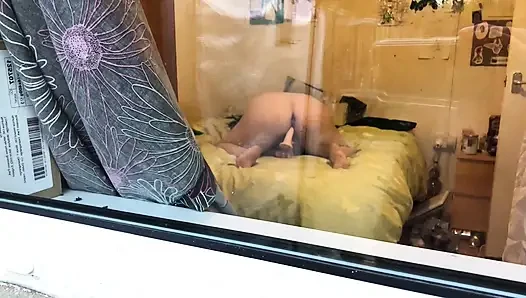 Подглядываю В Окна, И Мне Повезло